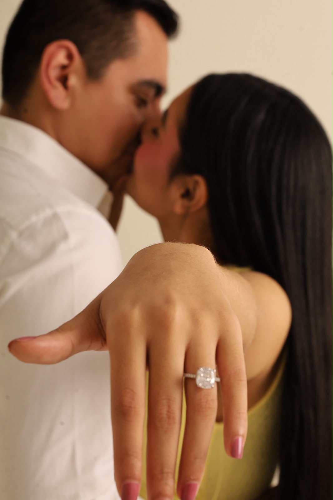 Emily y Franklin con su anillo de compromiso