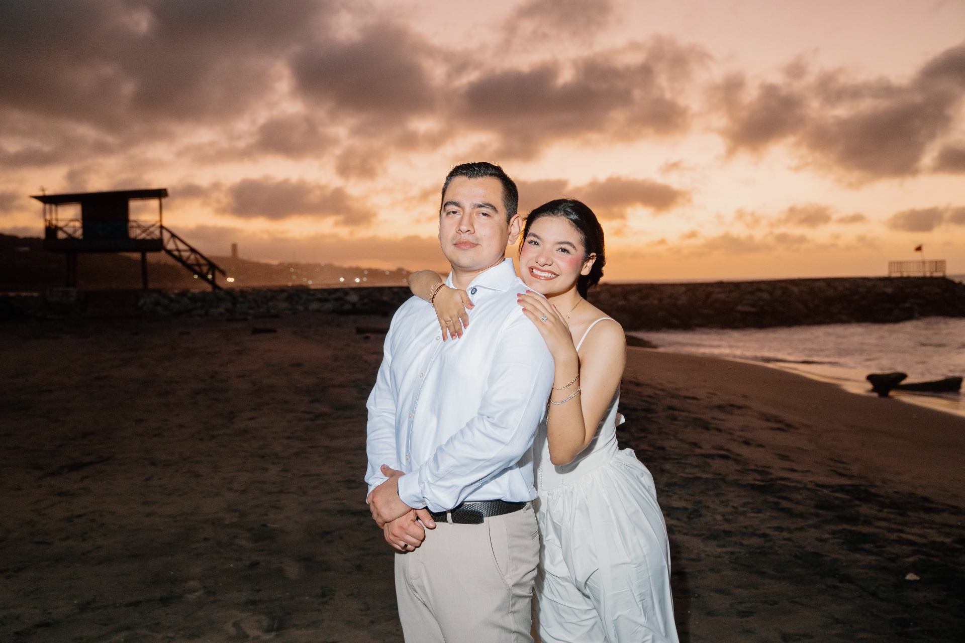 Emily y Franklin abrazados en la playa de Barranquilla al atardecer